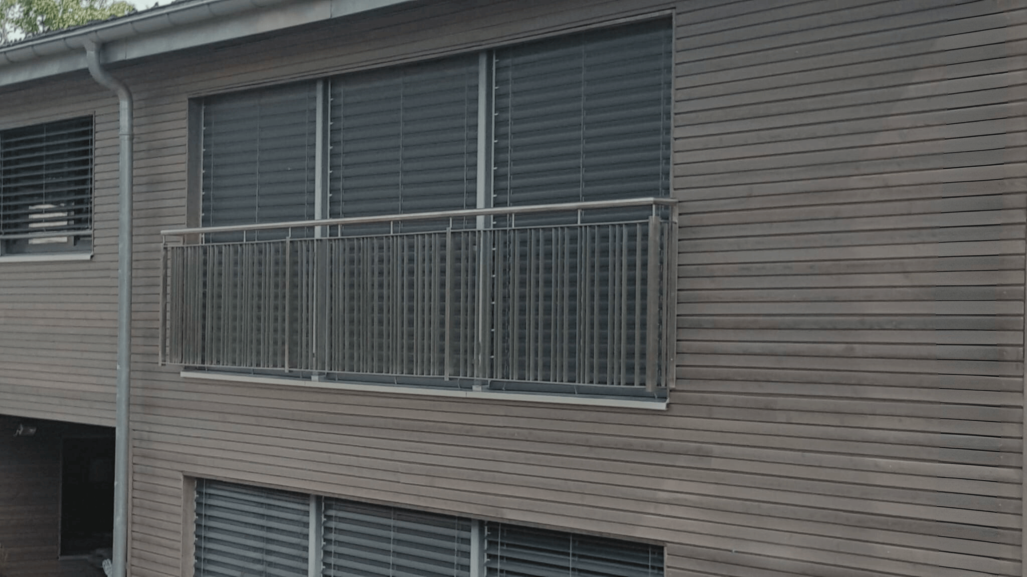 gare corps balcon metallique